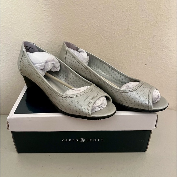 KAREN SCOTT Womens Silver Perforated Padded Yaritza Peep Toe Wedges - Picture 2 of 5